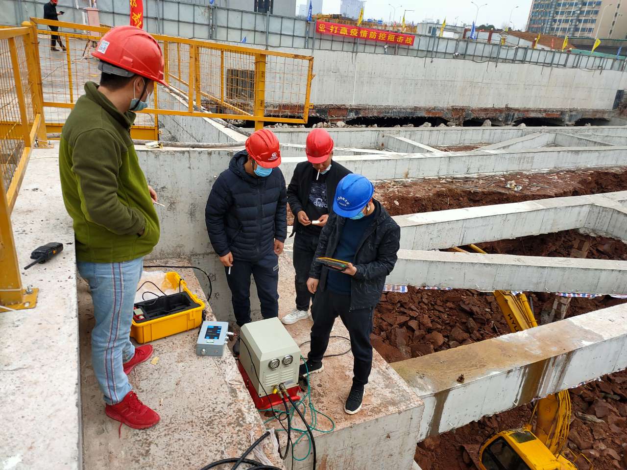 后植鋼筋植筋專業(yè)檢測人員現(xiàn)場親自做拉拔試驗